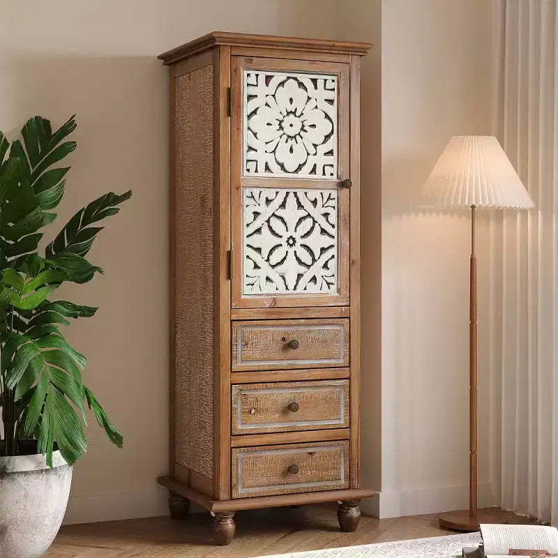 Mobiletto alto rustico marrone con anta floreale intagliata e 3 cassetti