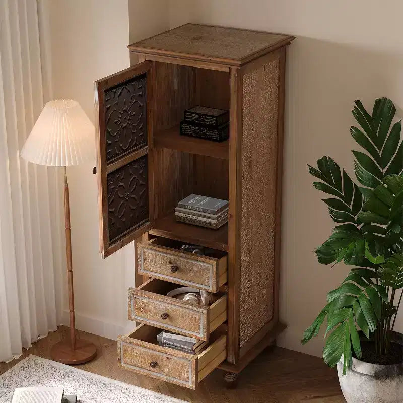 Mobiletto alto rustico marrone con anta floreale intagliata e 3 cassetti