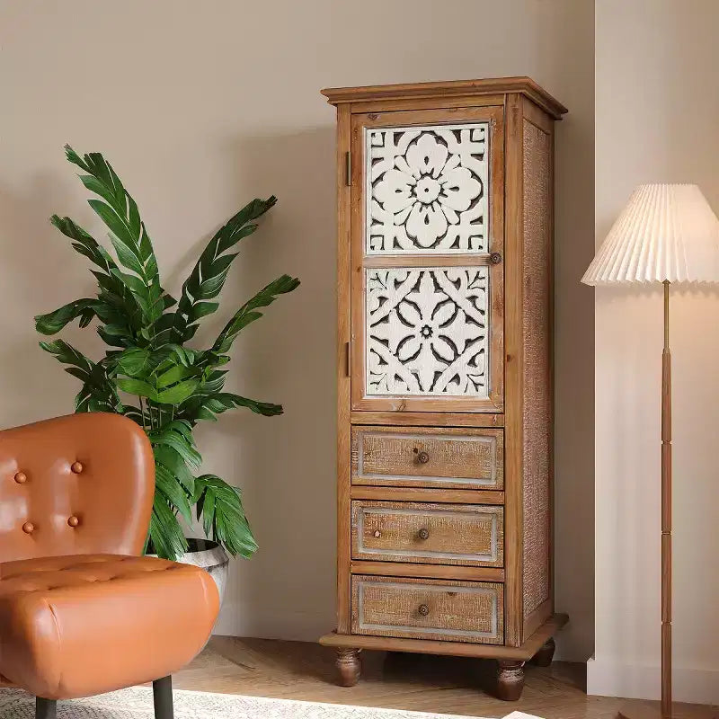 Mobiletto alto rustico marrone con anta floreale intagliata e 3 cassetti