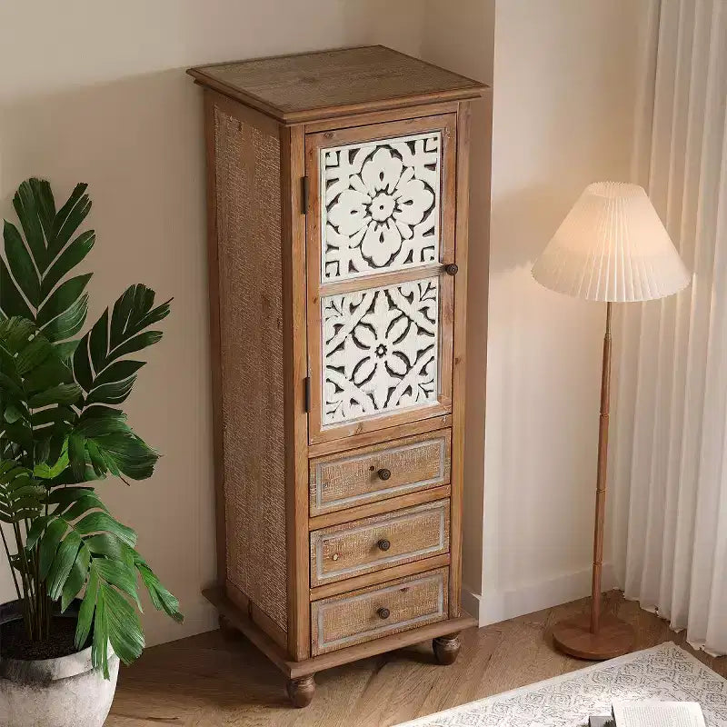 Mobiletto alto rustico marrone con anta floreale intagliata e 3 cassetti