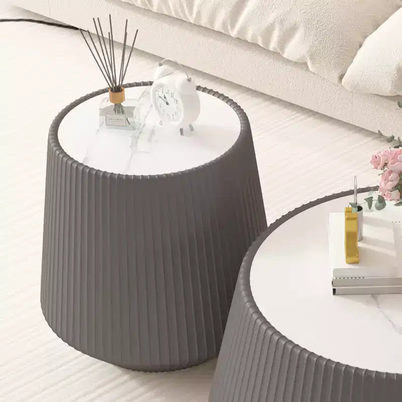Tavolino tondo grigio con base in pelle, piano in pietra sinterizzata, 1 persona