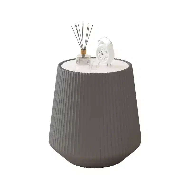 Tavolino tondo grigio con base in pelle, piano in pietra sinterizzata, 1 persona